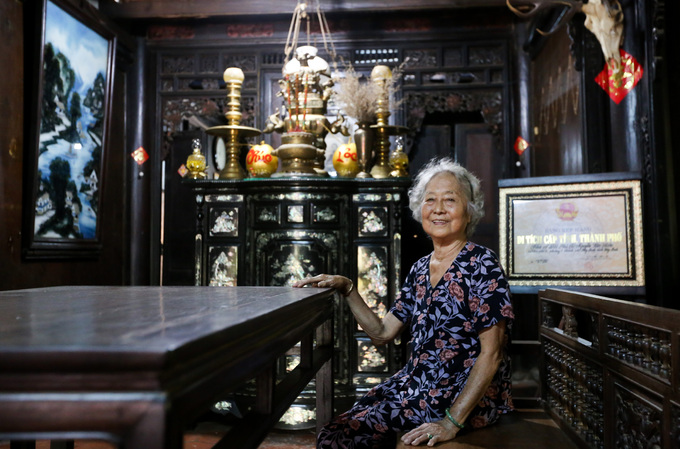 Bà Trần Ngọc Sương (82 tuổi) là người trông nom, giữ gìn ngôi nhà này. Bà là cháu đời thứ 4 của Đốc phủ sứ Nguyễn Tâm Kiên (1854 - 1914) - người đã xây dựng nơi này.