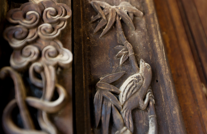 Các hoa văn chim chóc, rồng phượng, lá cành trên cánh cửa, cột nhà, lan can... được chạm trổ công phu và còn nguyên bản.