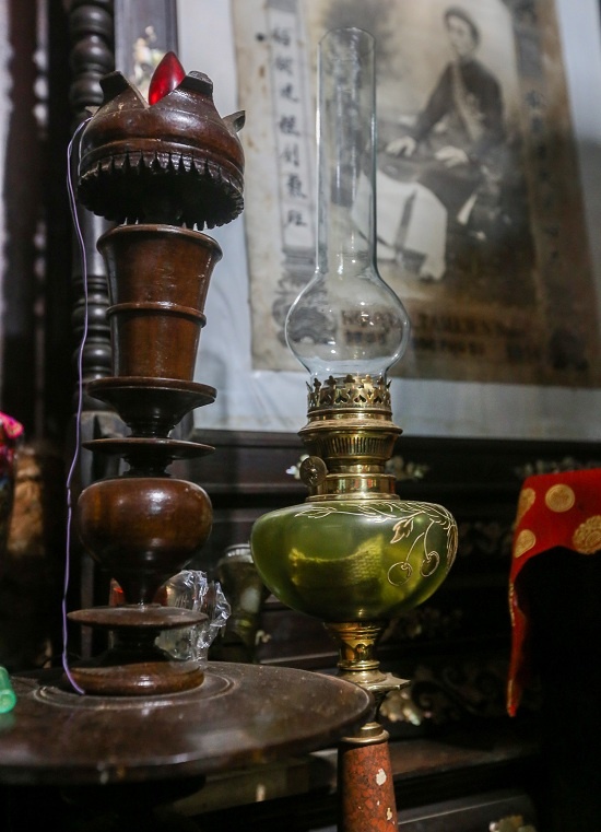 Chiếc đèn cổ tuổi đời cả trăm năm ở bàn thờ ông Đốc phủ sứ.