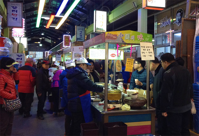 Khu chợ ẩm thực Nambu Market.