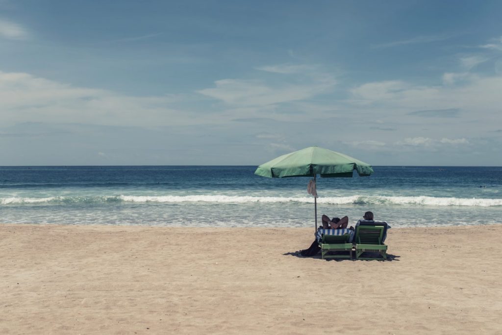 Bãi biển Kuta nổi tiếng của Bali, với bãi cát dài cùng nước biển xanh trong vắt.