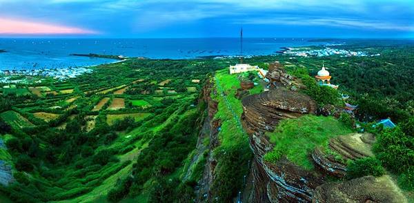 Toàn cảnh đảo Phú Quý nhìn từ trên cao.