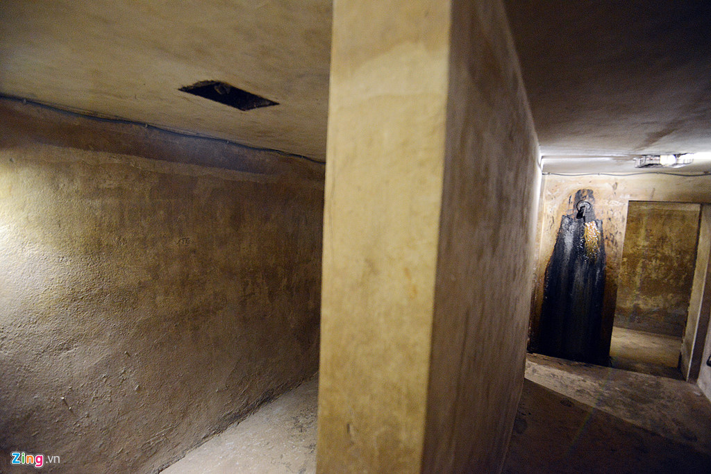 Khi mới được phát hiện, căn hầm ngập trong bùn và nước. Các nhân viên khách sạn đã phải mất 6 tháng để hút hết nước bùn. Nhiều nơi trong căn hầm vẫn còn những dấu vết rêu phong.