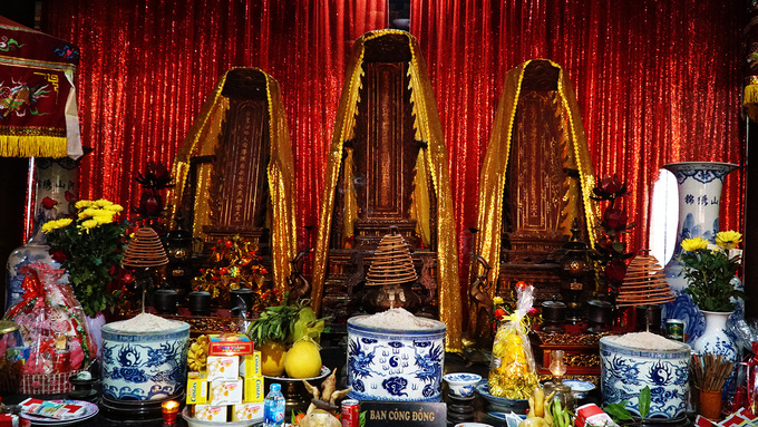 Trong đền Ða Hòa còn bảo tồn được nhiều di vật quý, đặc biệt là hai chiếc bình Bách Thọ. Trên chiếc bình bằng gốm khắc một trăm chữ "thọ" với các cách viết khác nhau.
