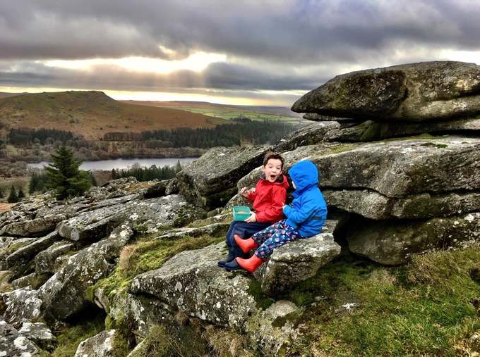 Bức ảnh của tác giả Chloe Swift chụp hai em nhỏ ngồi trên khối đá công viên Dartmoor vào top ảnh ấn tượng. Dartmoor được thành lập tháng 10/1951, có diện tích 956 km2, là khu vực rộng và hoang dã nhất ở phía nam nước Anh.