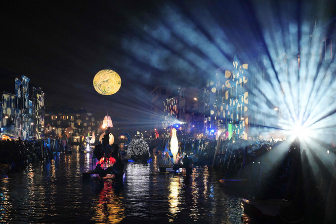 Theo Reuters, chủ đề của carnival năm nay ở Venice là "Tutta colpa della Luna" hay "Blame the moon" (tạm dịch Đổ lỗi cho mặt trăng) lấy cảm hướng từ sự kiện kỷ niệm 50 năm lần đầu tiên con người đặt chân lên mặt trăng (1969-2019). Ảnh: AFP.