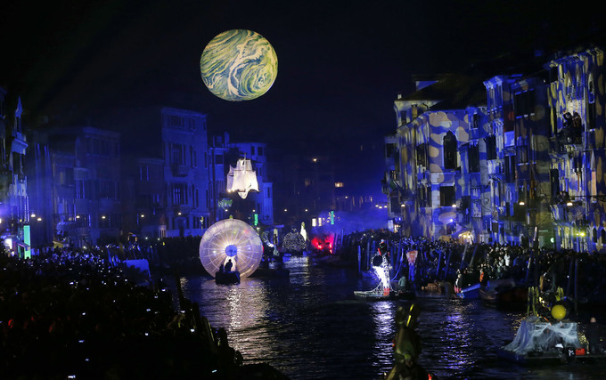 Carnival là lễ hội hóa trang thường niên trứ danh của Venice, khởi nguồn vào năm 1162 để ăn mừng chiến thắng của Cộng hòa Venice trước người Aquileia. Ảnh: AP.