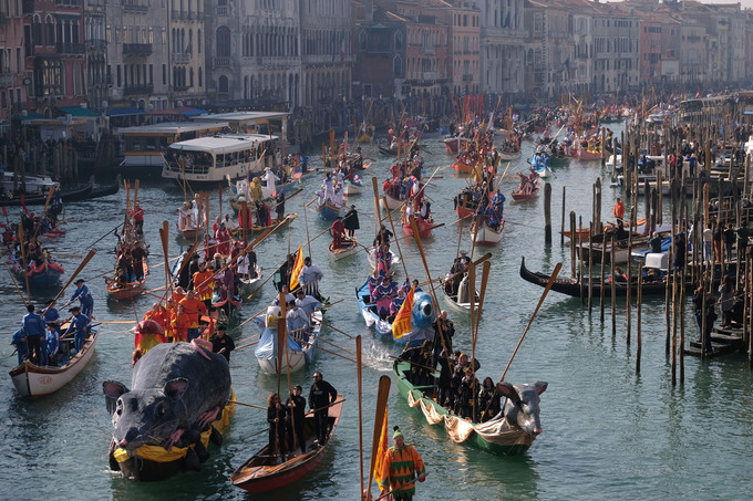 Phần lễ "Cuộc chiến của loài Chuột" có mô hình chuột khổng lồ dẫn đầu đoàn thuyền được trang hoàng rực rỡ, đi dọc theo Kênh đào Chính của Venice. Ảnh: Reuters