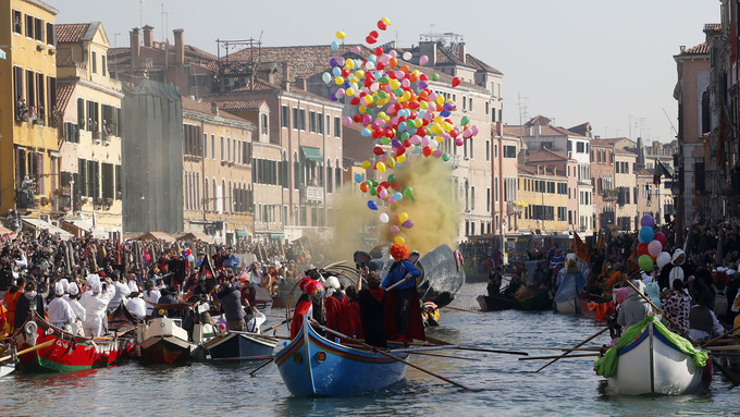Cuộc diễu hành rộn rã trên thuyền ở kênh đào Venice. Ảnh: Awakening.