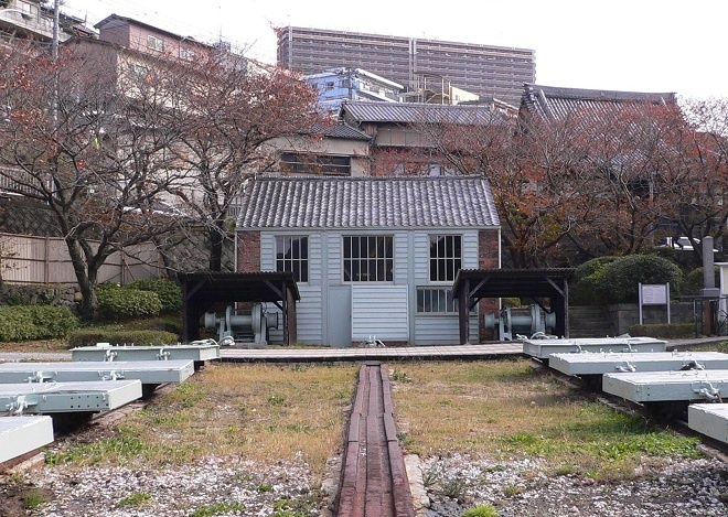 Thành phố Nagasaki là nơi sở hữu tám điểm trong tổng số 23 điểm Di sản văn hoá thế giới của cụm di sản Cải cách Công nghiệp Minh Trị tại Nhật Bản: Sắt thép, Đóng tàu và Khai mỏ. Bến sửa tàu Kosuge là một điểm đến thú vị bởi toà nhà của bến sửa tàu Kosuge có kiến trúc xây bằng gạch cổ nhất Nhật Bản. Mỗi viên gạch được xây ở đây vẫn còn lưu dấu thương hiệu những nhà sản xuất gạch thời đó. Ảnh: Được cung cấp bởi Mitsubishi Heavy Industries, Ltd.