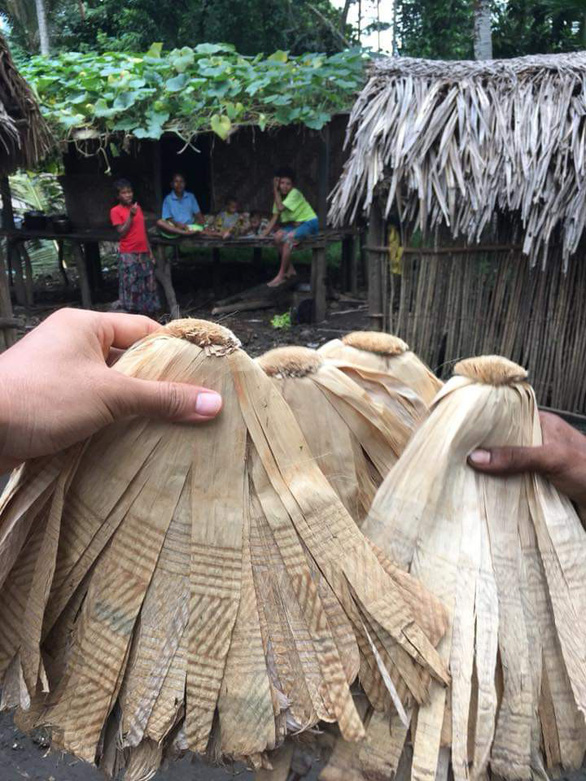 Doba, tiền truyền thống làm từ lá chuối được sử dụng phổ biến trên đảo Trobriand Trobriand là một quần đảo thuộc tỉnh Milne Bay, phía đông Papua New Guinea. Đảo chính có tên Kiriwina dài 43km, chỗ rộng nhất được 16km với khoảng 60 làng cùng 12.000 người sinh sống. Tiền hiện đại chỉ mới được đưa vào sử dụng gần đây với số lượng không đáng kể. Lý do là cuộc sống của người dân nơi đây gần như chỉ khép kín trên đảo, trao đổi hàng hóa trực tiếp, hoặc xài tiền truyền thống bằng lá chuối khô và vỏ ốc biển.