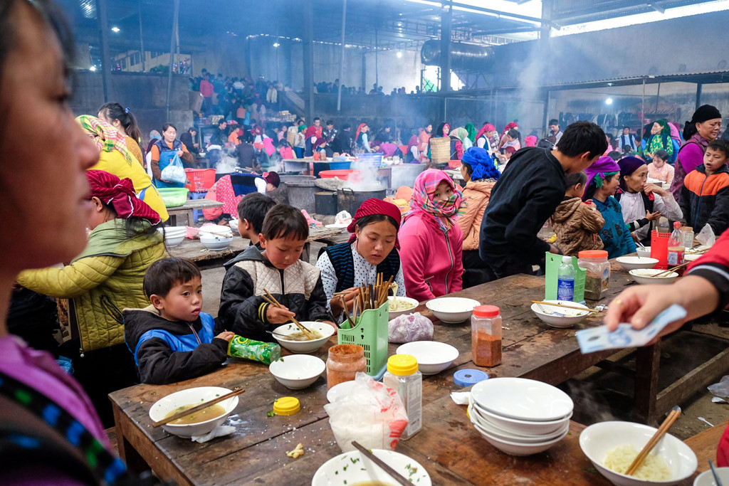 Người dân địa phương hầu hết vẫn sử dụng bếp củi để nấu nướng tại chợ. Mùi củi đượm với không khí lành lạnh của chợ xuân mang lại cảm giác ấm áp dễ chịu.