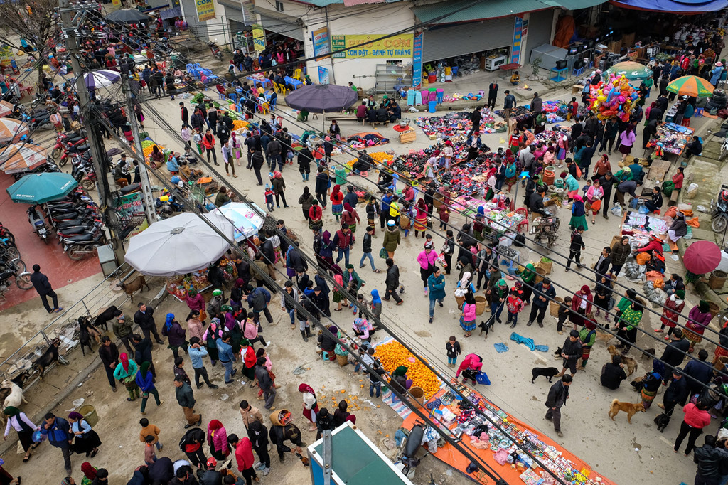Chợ Mèo Vạc (Hà Giang) diễn ra vào chủ nhật hàng tuần. Năm mới, nếu có dịp tới đây, bạn đừng bỏ qua khu chợ xuân nằm ở chính giữa những dãy núi cao, nép mình bên vách núi đá và mây mù.