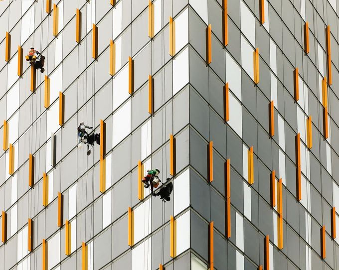 Hình ảnh những người thợ không sợ độ cao lau kính trên một tòa nhà cao tầng ở TP HCM đăng trên Daily Dozen ngày 1/12/2017.