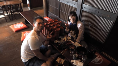 Người đàn ông này đã ăn 111 bát wanko soba và được nhận giấy chứng nhận. Ảnh: Karla Cripps/CNN.