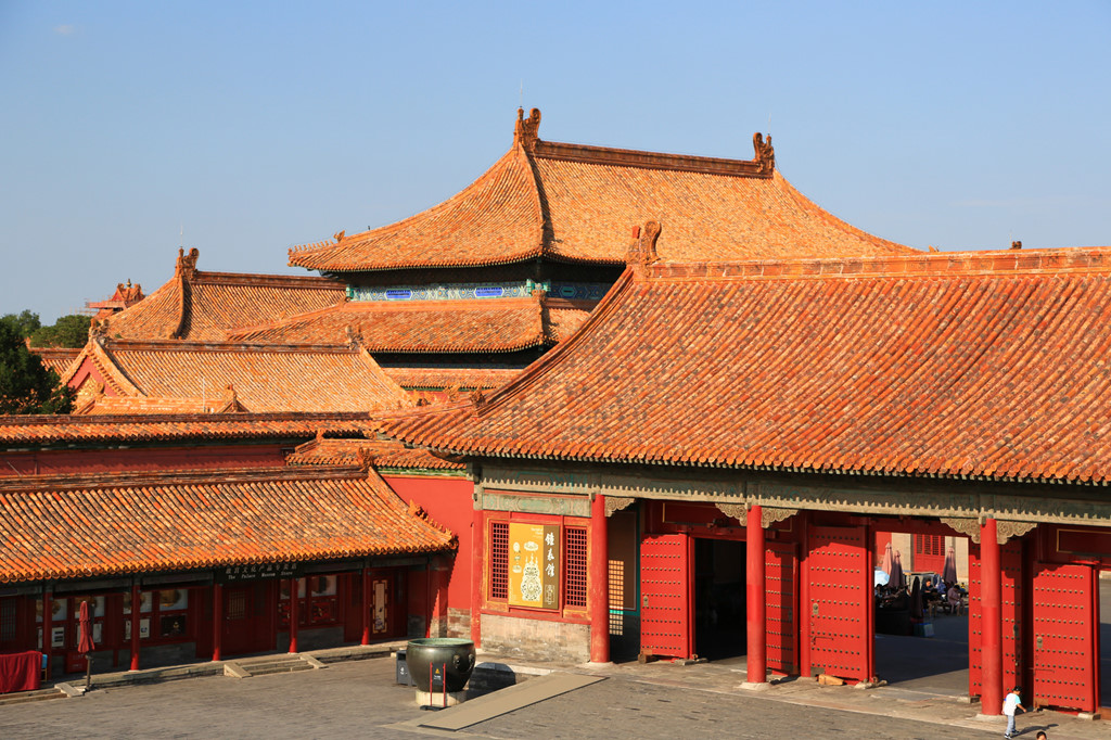 Các tòa nhà ở đây phần lớn được sơn bằng màu đỏ và gạch màu vàng. Đó là những màu Hoàng gia, chỉ được nhìn thấy trong Tử Cấm Thành ngày xưa. Lối thiết kế nhằm củng cố rằng hoàng đế là thiên tử và sẽ cai trị mãi mãi. Ý thức hệ này được chứng minh trong toàn bộ kiến trúc của các tòa nhà ở Tử Cấm Thành. Ảnh: Yi-ying Lee.