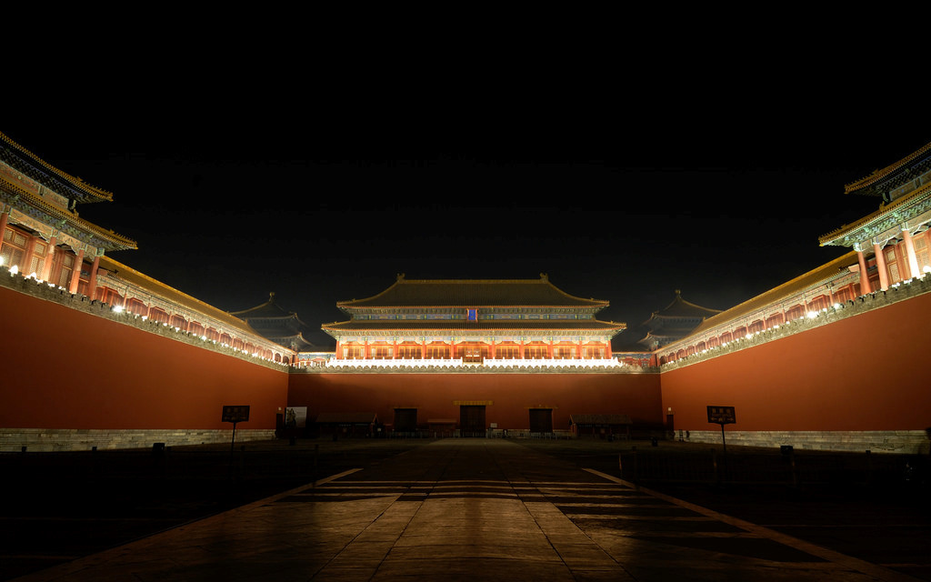 Ngọ Môn có 5 cửa vòm, là cổng phía nam và lớn nhất trong Tử Cấm Thành. Để vào Tử Cấm Thành, từ Ngọ Môn, bạn phải đi qua hai cổng nữa là Đoan Môn và Thái Hòa Môn. Phía trên cổng Ngọ Môn là Lầu Ngũ Phụng, năm tòa to lớn, kiên cố. Ảnh: Tan Yu.