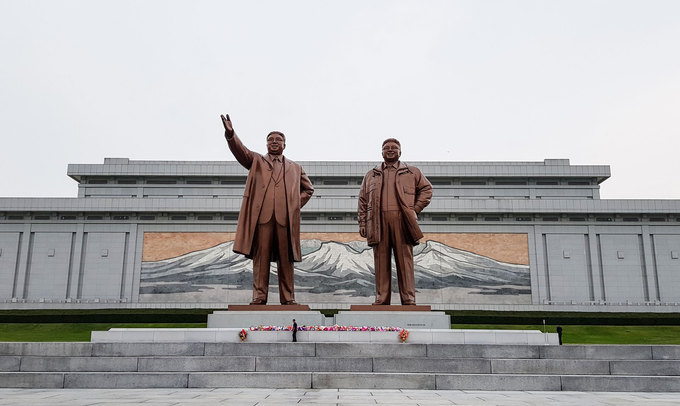 Thủ đô Bình Nhưỡng là nơi du khách không thể bỏ qua khi đến thăm Triều Tiên. Nơi đây gây ấn tượng bởi nhiều tượng đài lớn, những tòa nhà cao tầng và đường phố khang trang. Khác với hình dung của du khách, Bình Nhưỡng cũng có những nhà hàng phục vụ đồ ăn, thức uống theo phong cách phương Tây. Trong ảnh là tượng đài kỷ niệm hai nhà lãnh đạo Kim Nhật Thành và Kim Jong-il trên quảng trường đồi Mansudae.