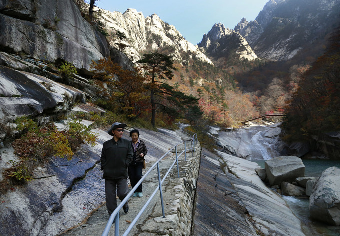 Núi Kumgang được xem là dãy núi đẹp nhất Triều Tiên. Khu nghỉ dưỡng ở đây là nơi diễn ra những cuộc đoàn tụ của người dân hai miền Triều Tiên. Núi Kumgang cao 1.638 m, được hình thành từ những khối đá hoa cương lớn rắn chắc. Ảnh: AP.