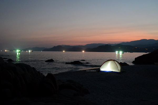 Cắm trại, ngủ lều cũng là trải nghiệm đáng nhớ khi đến Vịnh Vĩnh Hy