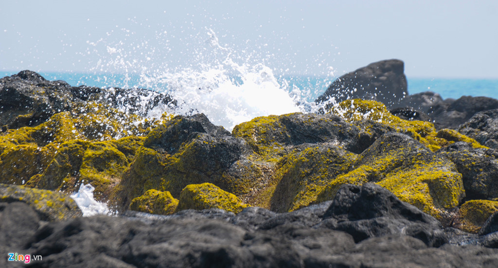 Sóng biển tung bọt trắng xóa giữa những khe đá tạo khoảnh khắc ấn tượng khiến du khách liên tưởng đợt phun trào núi lửa ở đảo Bé Lý Sơn thuở trước. 