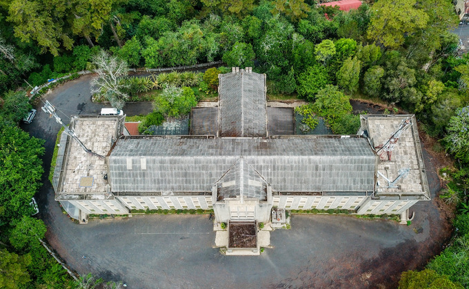 Viện sinh học Tây Nguyên nằm trên đồi Tùng Lâm, cách trung tâm TP Đà Lạt (Lâm Đồng) khoảng 7 km. Đây vốn là tu viện thuộc dòng Chúa cứu thế của Việt Nam, được sử dụng vào hoạt động nghiên cứu sau năm 1975.
