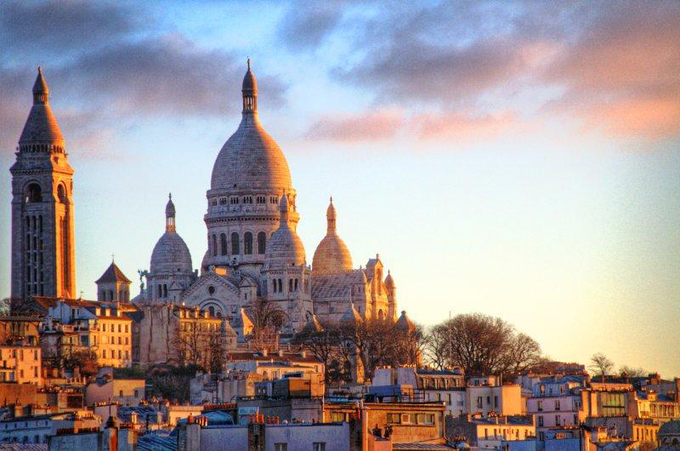 Nếu bạn muốn ngắm toàn cảnh kinh đô ánh sáng Paris, nhà thờ Sacré Coeur là nơi thỏa mãn mong muốn đó cho bạn. Nằm trên ngọn đồi Montmartre, nhà thờ Sacré Coeur sẽ cho các du khách cái nhìn có một không hai về Paris hoa lệ. Ảnh: Pinterest.