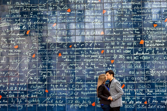 Bức tường tình yêu Le mur des je t'aime là địa điểm không thể bỏ qua cho các đôi yêu nhau khi du lịch đến Paris. Hơn 200 ngôn ngữ trên thế giới được viết lên bức tường này đều mang ý nghĩa là "Anh yêu em / Em yêu anh". Đây là nơi để bạn chụp những bức ảnh ấn tượng đăng tải lên Instagram. Ảnh: Pinterest.