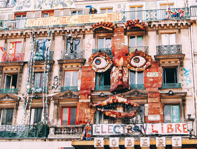 Nếu bạn là một người yêu nghệ thuật thì số nhà 59 Rivoli là món quà mà Paris dành riêng tặng bạn. Những bức tường của các tòa nhà được trang trí vô cùng đặc sắc và sinh động. Nơi đây được xem là thiên đường của các họa sĩ đến từ khắp nơi trên thế giới. Ảnh: Pinterest.
