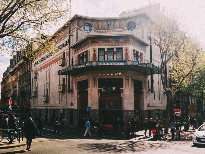 Đến với rạp chiếu phim Le Louxor Palais Du, bạn sẽ được trải nghiệm một thoáng không khí Paris thuở xa xưa. Đó là nơi chiếu phim lâu đời bậc nhất ở Pháp. Khi đến đây nếu may mắn bạn có thể xem qua một bộ phim lịch sử Pháp. Ảnh: Delightfull.