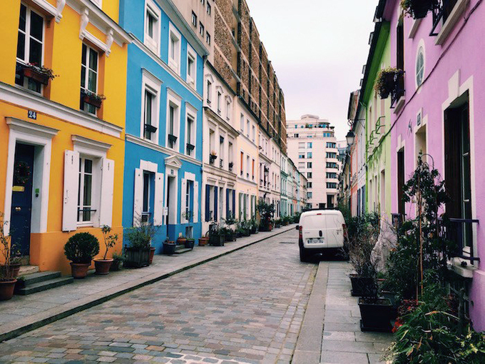 Con phố màu sắc Rue Crémieux sẽ hấp dẫn những ai yêu thích sự sinh động, rực rỡ. Bạn sẽ thấy một Paris ở phương diện hoàn toàn khác khi dạo bộ ở đây. Ảnh: Picsbud.