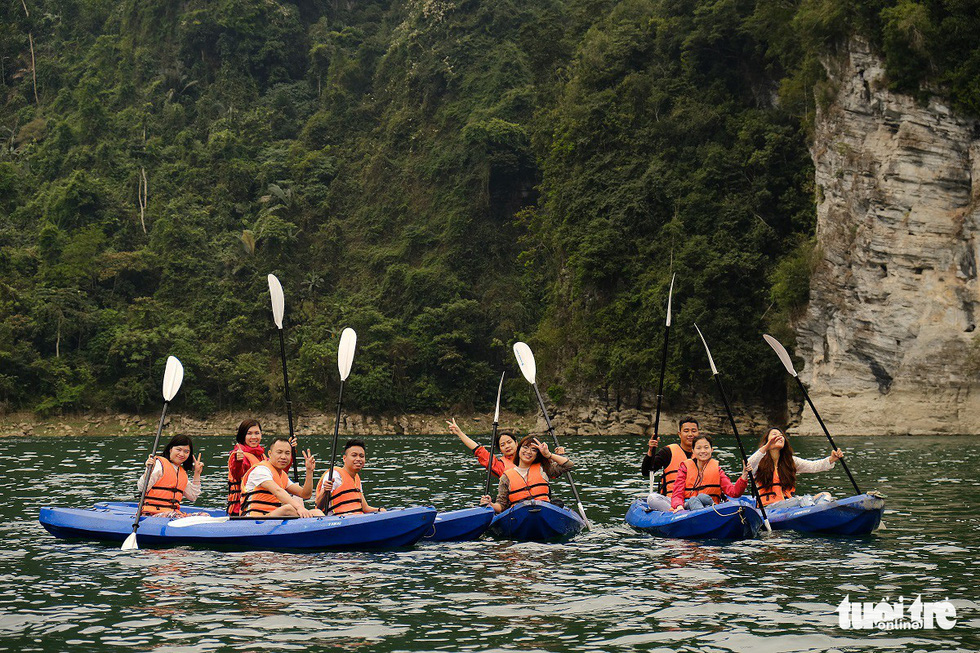 Nhóm du khách từ Hà Nội trải nghiệm lòng hồ thủy điện bằng thuyền kayak