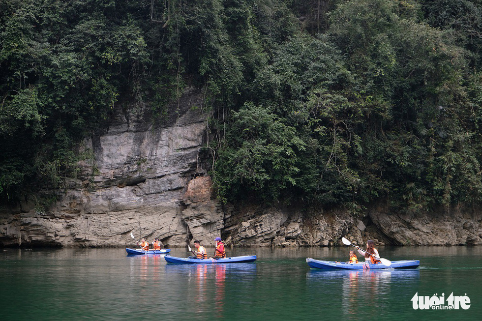 Thuyền kayak được đưa vào khai thác 3 năm nay là điểm mới của du lịch huyện Lâm Bình