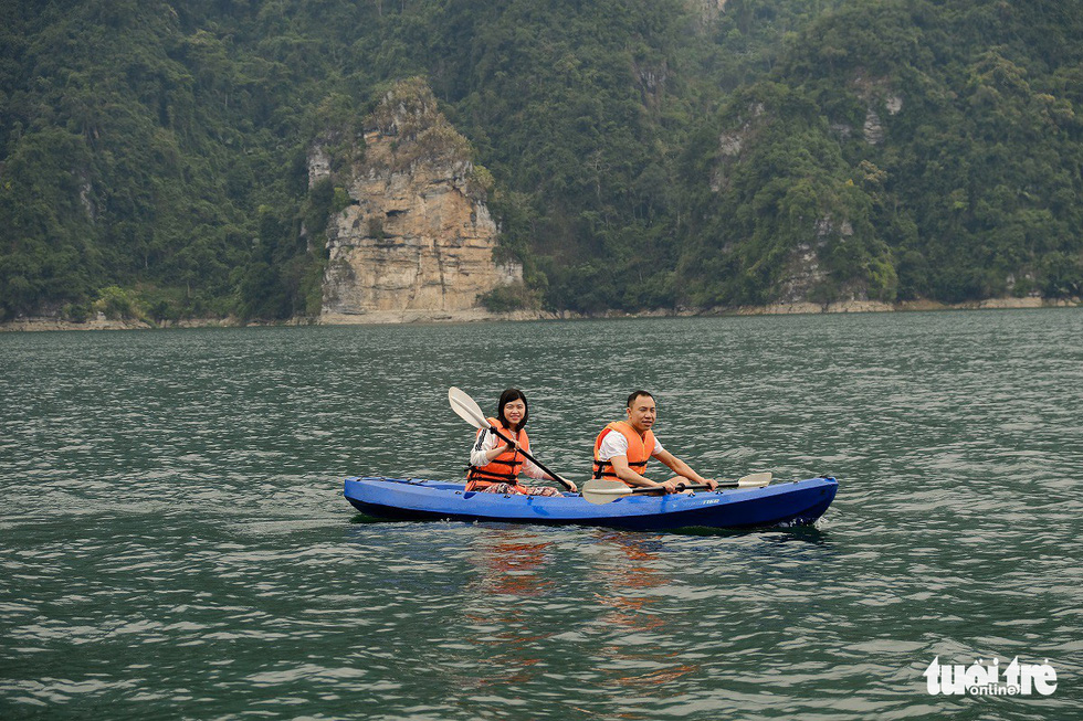 Nhóm du khách từ Hà Nội không thể bỏ lỡ trải nghiệm thuyền kayak