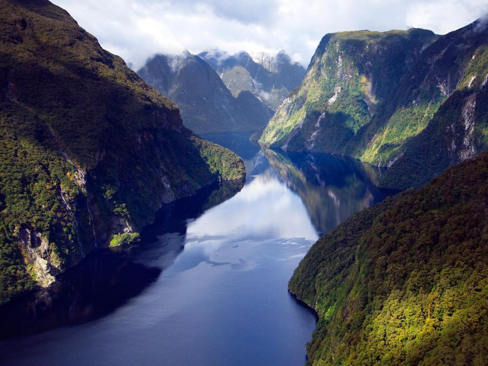 Fiorland là công viên quốc gia lớn nhất ở New Zealand. Lượng mưa ở đây lên tới 6,4m/năm, khiến nó trở thành một trong những nơi ẩm ướt nhất trái đất - Ảnh: Brian J. Skerry