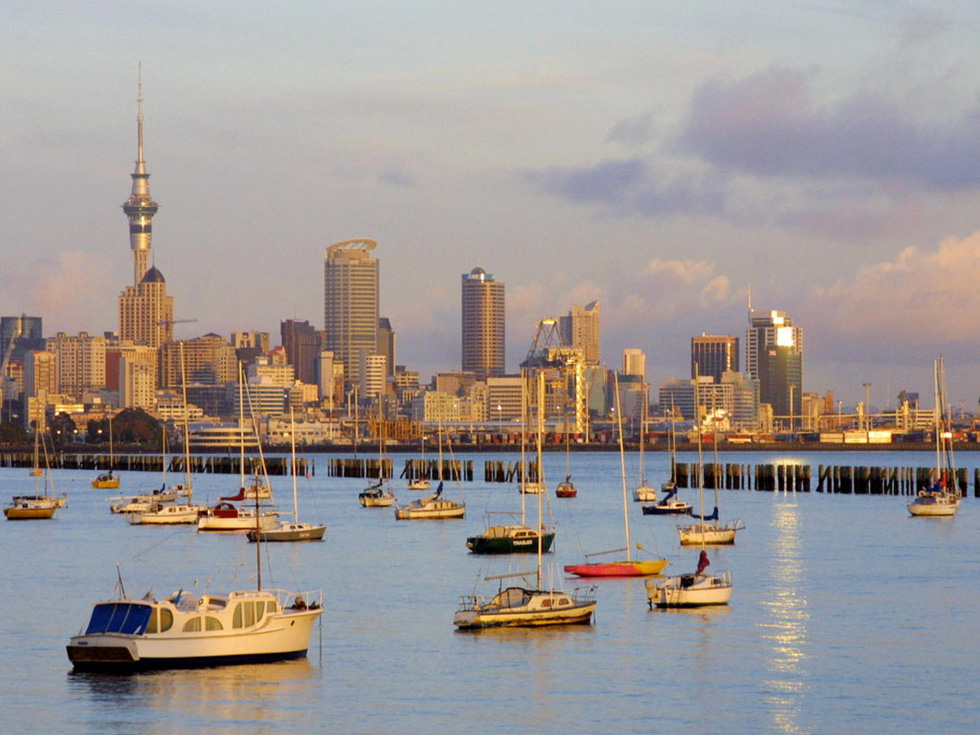 Bình minh đang lên bên bến cảng tại thành phố Auckland. Nằm ở đảo bắc, đây là thành phố lớn nhất New Zealand - Ảnh: Dean Treml