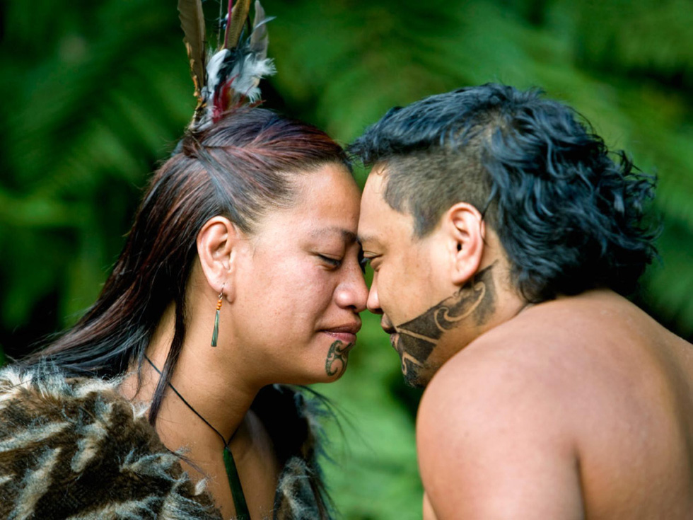 Người Maori ở New Zealand chào nhau bằng cách cọ mũi vào nhau. Theo thần thoại Maori, đảo nam New Zealand là chiếc xuồng mà tổ tiên Maui từ đó đã kéo hòn đảo bắc ra khỏi biển khơi - Ảnh: Frans Lemmens
