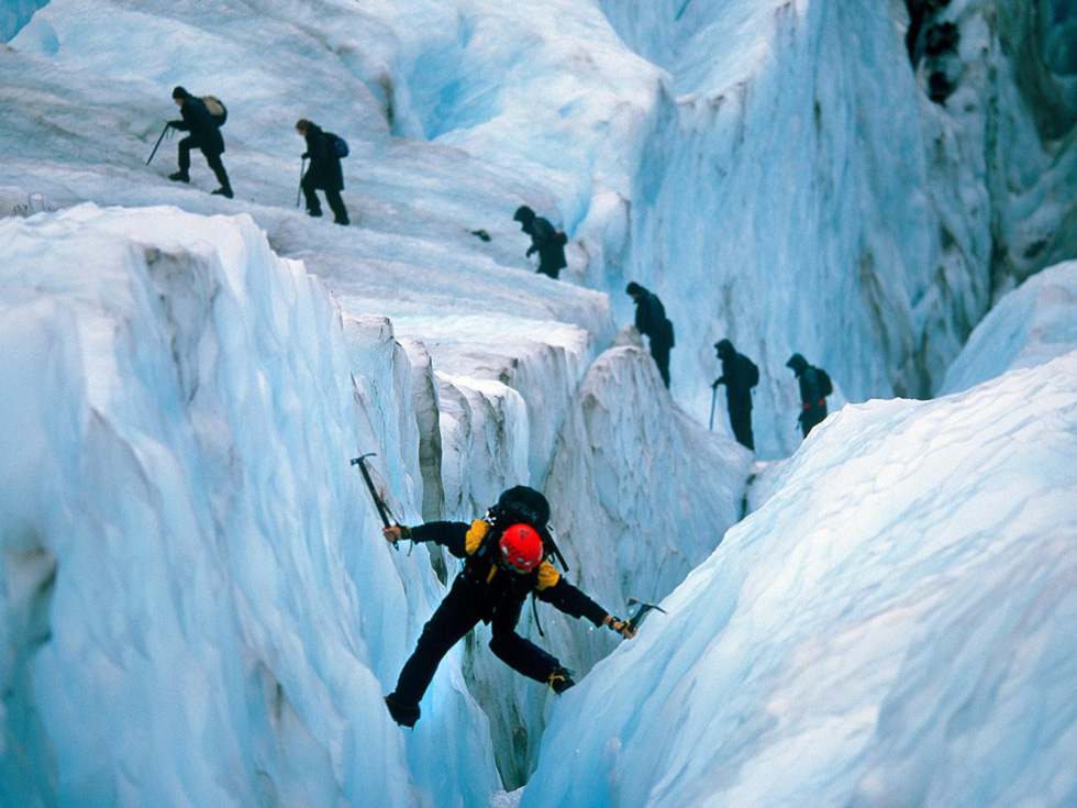 Các nhà leo núi đang băng qua khe nứt trên sông băng Franz Josef ở đảo Nam. Dòng sông có 2.500 m đổ thẳng xuống khu rừng ở công viên quốc gia Westlands - Ảnh: David Mclain