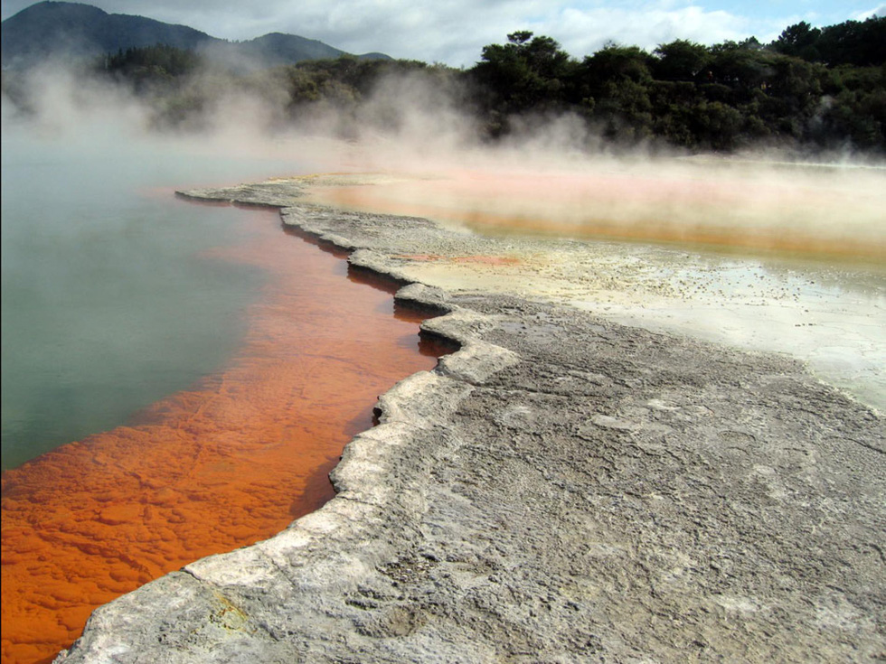 Vùng nước chứa lưu huỳnh bốc hơi nghi ngút, những mạch nước ngầm phun, những bể bùn sôi sục đã thu hút du khách đến Rotorua hơn một thế kỷ qua. Người Maori ở đây từng dùng nước này để chữa lành những vết thương sau những cuộc săn bắn - Ảnh: Rachel Gordon
