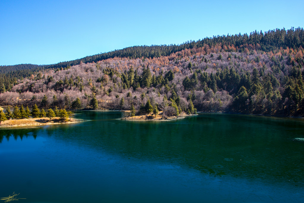 Hồ Thuộc Đô (Shudu) rộng 1,2 km2, nằm ở độ cao hơn 3.300 m trên mực nước biển, cách cổng chính của công viên khoảng 13 km. Cái tên Shudu có nghĩa là hồ nước nằm bên cạnh quả đồi. Khung cảnh nơi đây thực sự đẹp với rừng cây đầy màu sắc và mặt nước xanh trong. Bạn sẽ ngỡ như mình đang lạc vào chốn tiên cảnh.