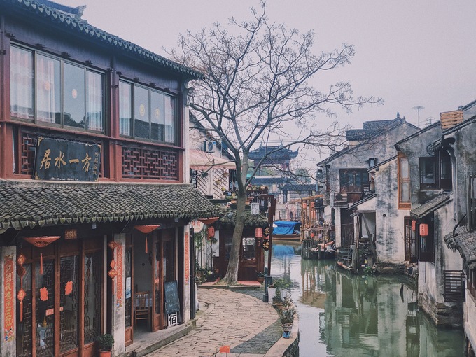 Châu Trang nổi tiếng bởi vẻ đẹp cổ kính và tĩnh lặng, với những cây cầu đá cong cong, những ngôi nhà cổ rêu phong tường trắng mái đen và những con thuyền gỗ nhẹ trôi trên làn nước trong xanh...