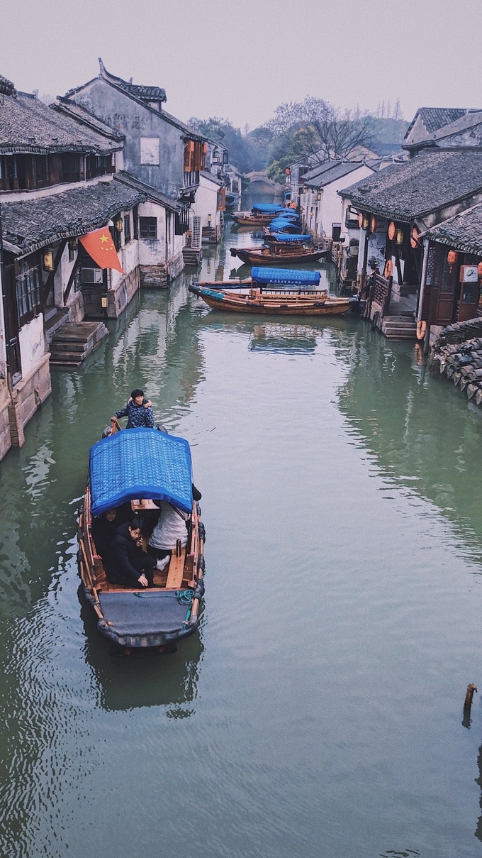 Ban đầu, nơi đây chỉ có khoảng 1.000 hộ, kiếm sống bằng việc chèo thuyền và hướng dẫn du khách khám phá cổ trấn Châu Trang. Ngồi thuyền len lỏi giữa các con kênh ngang dọc cũng là trải nghiệm không thể bỏ qua khi tới đây.
