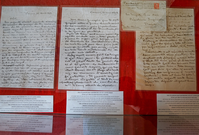 Ngoài dồ dùng gia đình, những bức thư mà Nam Phương Hoàng hậu đã viết từ Pháp gửi về cho vua Bảo Đại vào năm 1949, các văn bản, giấy tờ của gia đình... được trưng bày trong tủ kính.