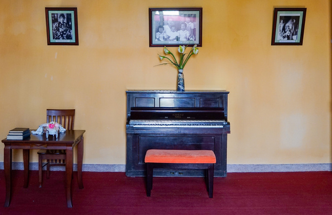 Chiếc đàn piano có xuất xứ từ Pháp mà bà Nam Phương thường sử dụng được đặt trong phòng. Sau khi cưới, hoàng hậu không thường xuyên sử dụng ngôi nhà này. Bà chỉ lui tới cung trong số ít lần cùng các con lên Đà Lạt nghỉ dưỡng.