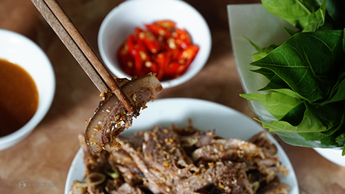 Thịt dê tái chanh là món mà thực khách dễ dàng cảm nhận được mùi dê nhất. Ảnh: Phong Vinh.