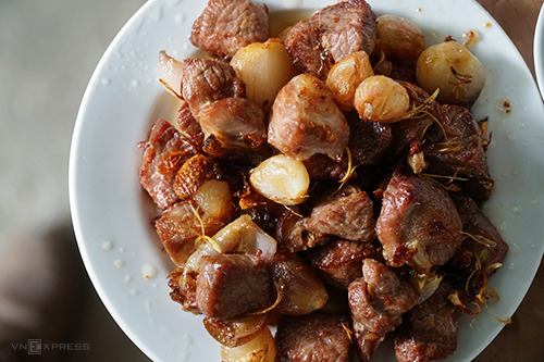 Thịt dê áp chảo cũng là món được nhiều khách ưa chuộng. Ảnh: Phong Vinh.