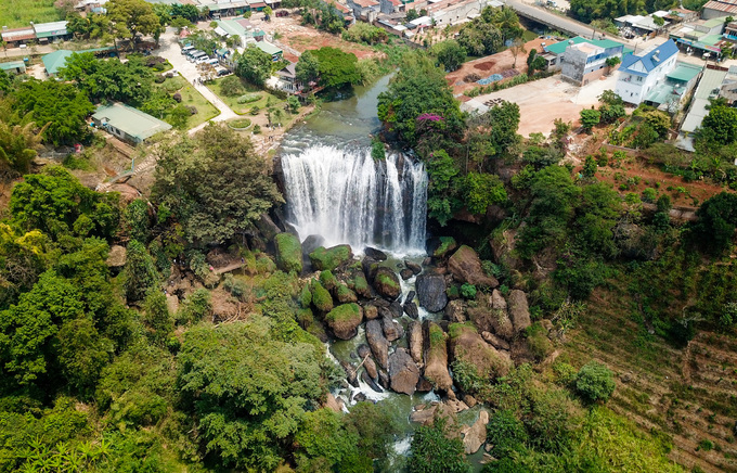 Thác Voi (thị trấn Nam Ban, huyện Lâm Hà, Lâm Đồng) cách thành phố Đà Lạt 25 km là một trong những thác nước đẹp của Tây Nguyên. Thác nằm trên dòng suối Cam Ly, cao hơn 30 m, rộng chừng 15 m.