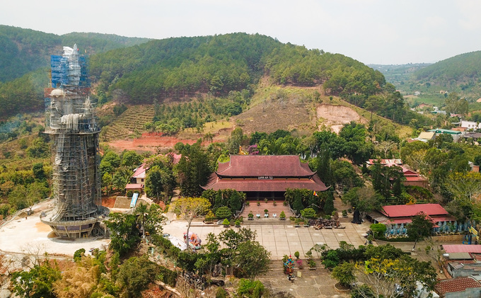 Chùa Linh Ẩn ở ngay cạnh thác Voi cũng là điểm tham quan phổ biến của du khách, khi khám phá quanh Đà Lạt. Ngôi chùa xây năm 1993, không gian thoáng đãng, kiến trúc tinh tế, được ví như Thiền Viện Trúc Lâm thứ hai của thành phố ngàn thông.