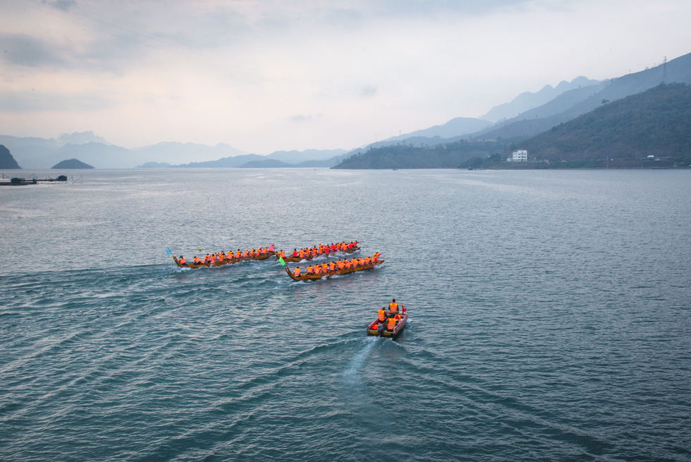 Mùa hoa gạo năm nay nở đúng dịp diễn ra lễ hội đua thuyền truyền thống