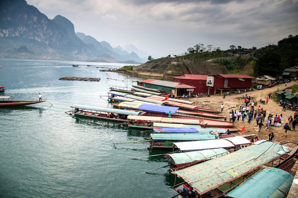 Một bến thuyền bên dòng sông Đà